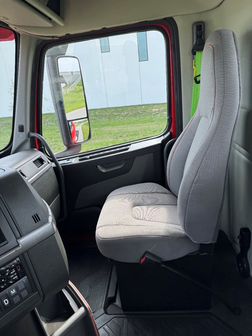 2020 VOLVO VNR300 - USED TRUCKS DAY CAB - image 17